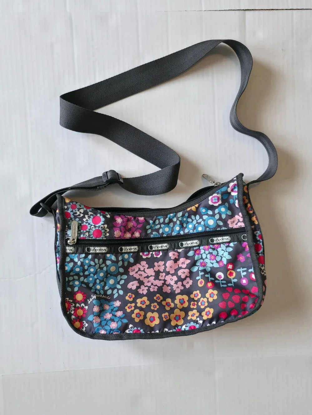 LeSportsac Floral crossbody Bag Zip Closure Everyday Sport Casual Utility